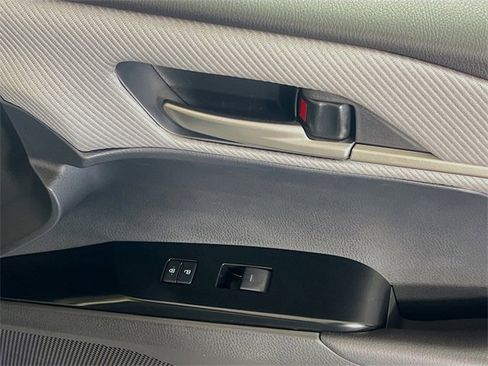 Used 2025 Toyota Camry SE image 31