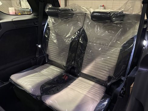 Certified 2024 Land Rover Discovery Dynamic SE image 39