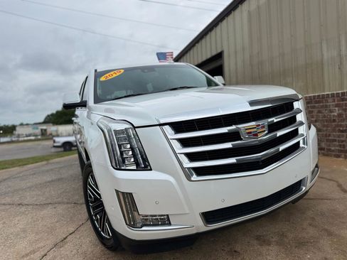 Used 2019 Cadillac Escalade Luxury RWD image 2
