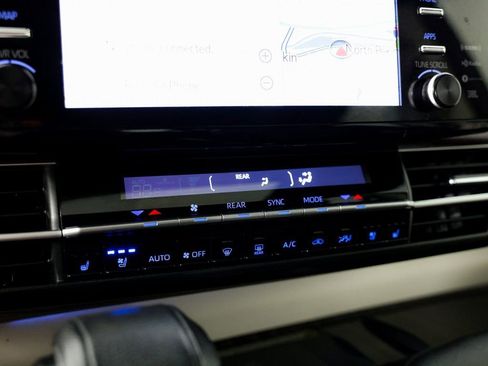 Used 2021 Toyota Sienna Platinum image 32