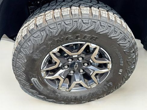 Used 2026 Chevrolet Colorado ZR2 w/ Technology Package AWD/4WD image 38