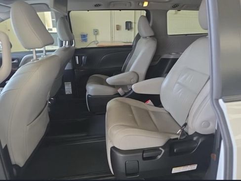 Used 2018 Toyota Sienna Limited Premium FWD image 3