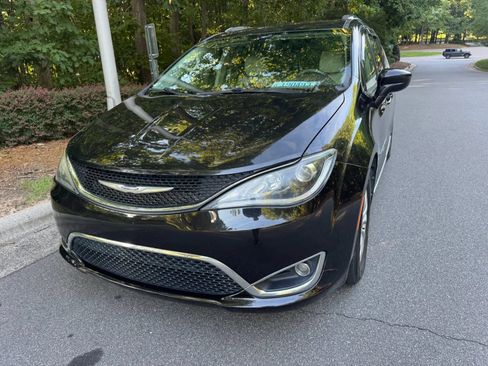Used 2019 Chrysler Pacifica Touring-L FWD image 2