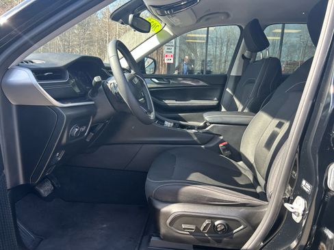 Used 2023 Jeep Grand Cherokee Laredo image 19