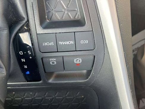 Used 2020 Toyota RAV4 XLE w/ Convenience Package FWD image 16