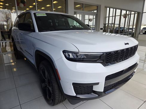 Used 2023 Jeep Grand Cherokee L Laredo image 3