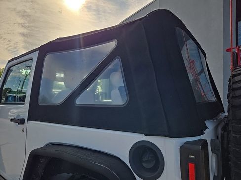 Used 2017 Jeep Wrangler Rubicon w/ Power Convenience Group AWD/4WD image 19