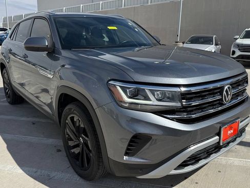 Used 2023 Volkswagen Atlas Cross Sport SE w/ Panoramic Sunroof Package FWD image 3