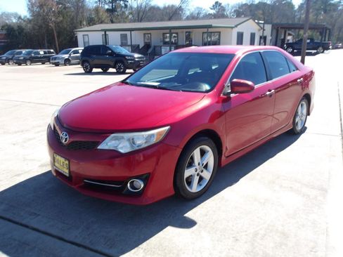 Used 2014 Toyota Camry SE image 2