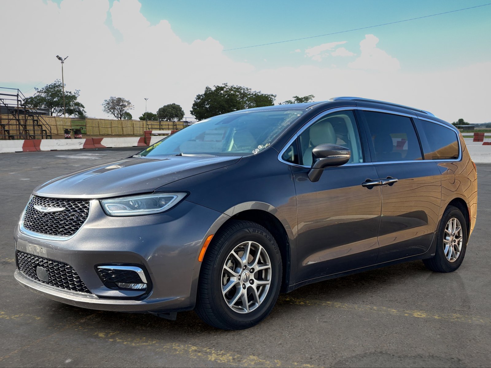 Used 2021 Chrysler Pacifica Touring-L FWD image 5
