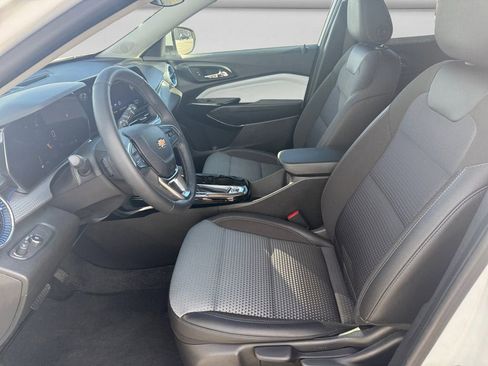 Used 2025 Chevrolet Trax LT w/ Driver Confidence Package image 10