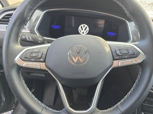 Used 2022 Volkswagen Tiguan SE w/ Panoramic Sunroof Package image 27