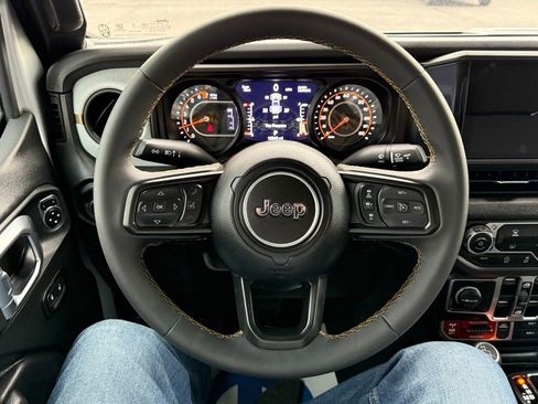 Used 2024 Jeep Gladiator Sport image 10