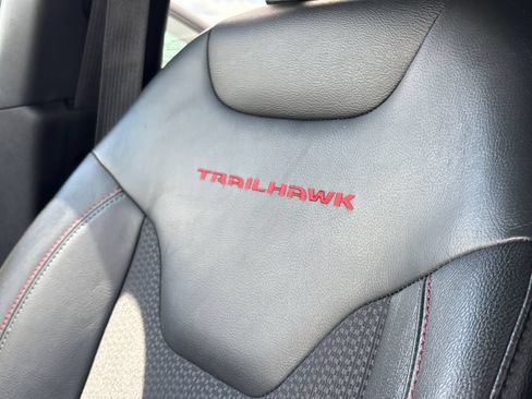 Used 2025 Jeep Compass Trailhawk AWD/4WD image 40