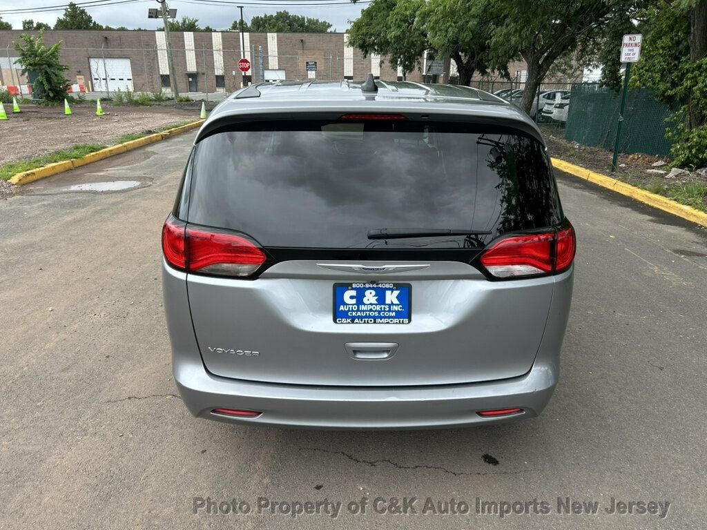 Used 2020 Chrysler Voyager L FWD image 12