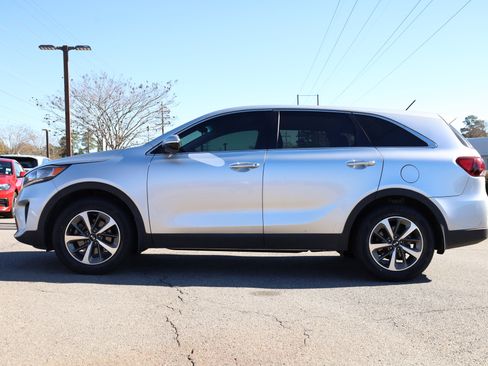 Used 2020 Kia Sorento LX image 2