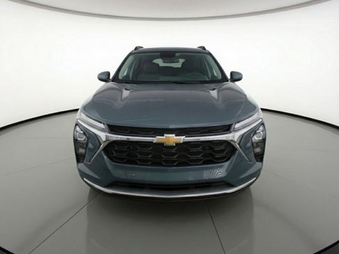 Used 2025 Chevrolet Trax LT FWD image 2