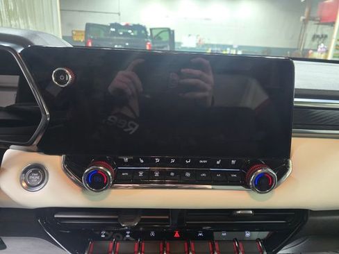 Used 2025 GMC Canyon AT4 w/ AT4X Package AWD/4WD image 21