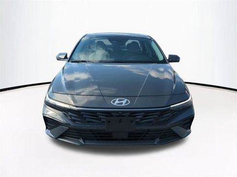 Certified 2024 Hyundai Elantra Limited FWD image 3
