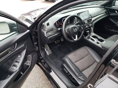 Used 2018 Honda Accord Sport image 9