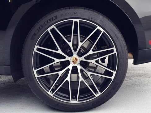 Certified 2025 Porsche Macan image 27