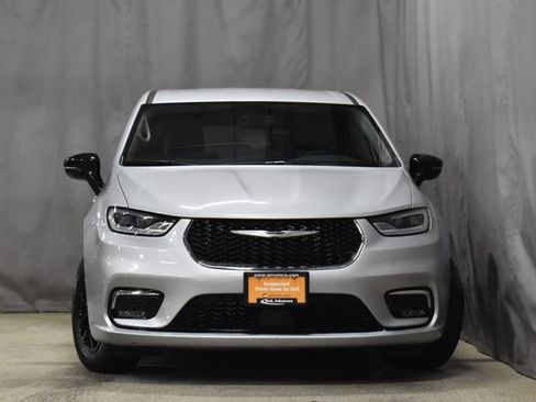 Certified 2024 Chrysler Pacifica Touring-L image 5