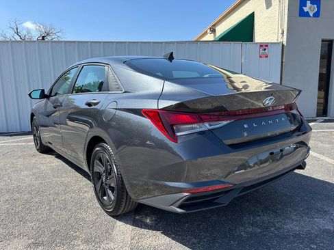 Used 2022 Hyundai Elantra SEL FWD image 3