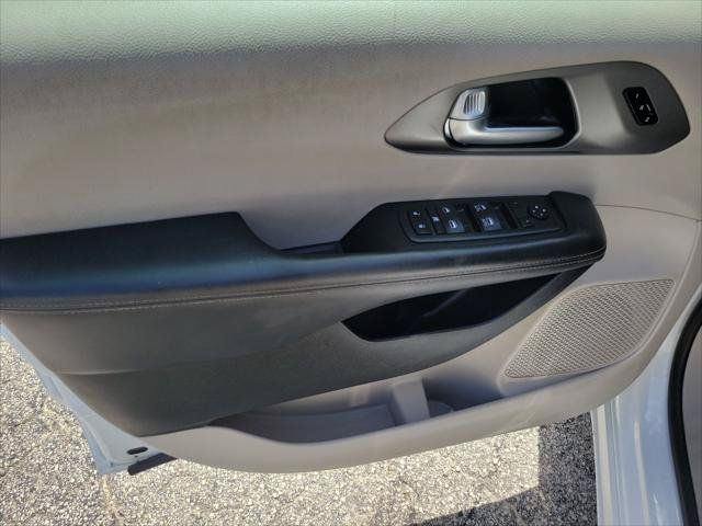 Used 2024 Chrysler Pacifica Touring-L FWD image 19