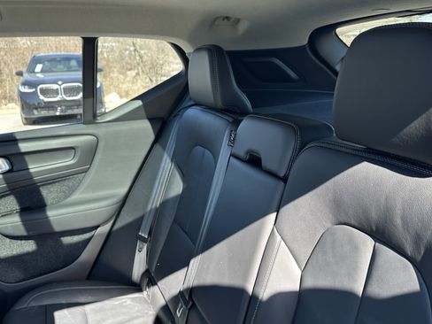 Used 2022 Volvo XC40 T5 Momentum w/ Premium Package image 32