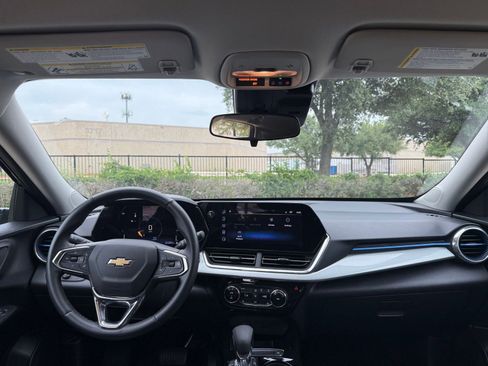 Used 2025 Chevrolet Trax LT w/ LT Convenience Package FWD image 33