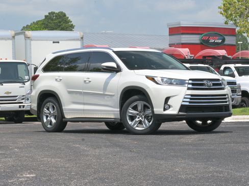 Used 2017 Toyota Highlander Limited AWD/4WD image 2