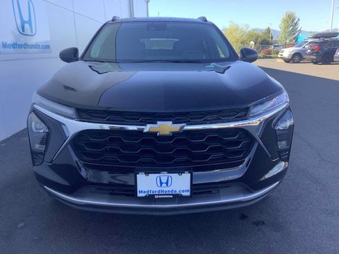Used 2025 Chevrolet Trax LT w/ LT Convenience Package FWD image 9
