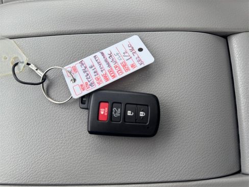 Used 2018 Toyota Highlander XLE image 32