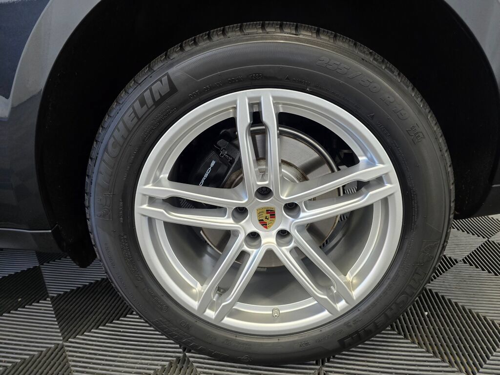 Certified 2025 Porsche Macan AWD/4WD image 32