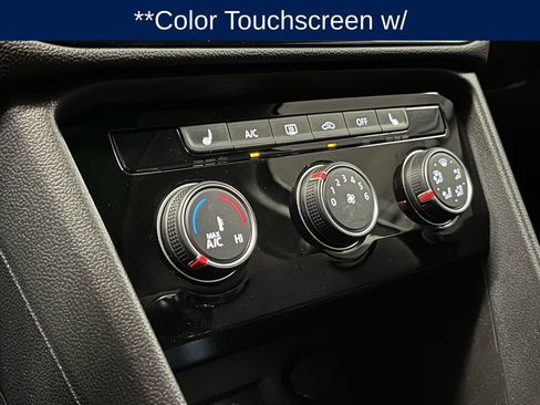 Used 2023 Volkswagen Taos SE w/ Panoramic Sunroof Package image 11