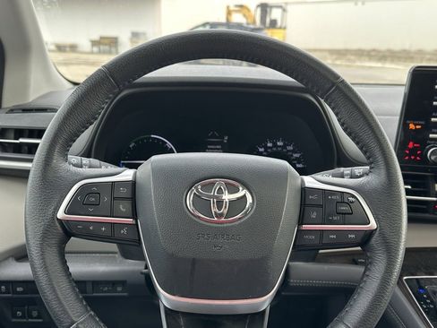 Used 2021 Toyota Sienna XLE image 21