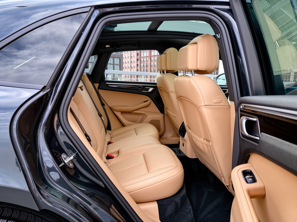Certified 2024 Porsche Macan AWD/4WD image 29