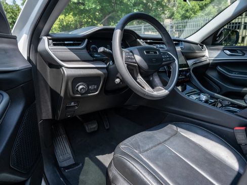 Used 2023 Jeep Grand Cherokee Limited w/ Luxury Tech Group II AWD/4WD image 10