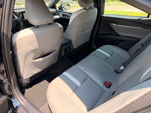 Used 2025 Toyota Camry SE AWD/4WD image 32