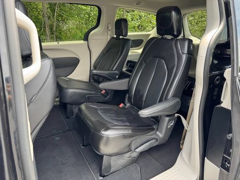Used 2023 Chrysler Pacifica Touring-L FWD image 13