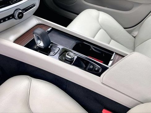 Used 2022 Volvo S60 B5 Momentum FWD image 17