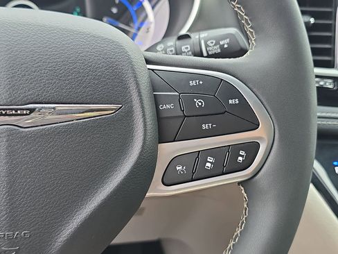 Used 2024 Chrysler Pacifica Limited FWD image 29