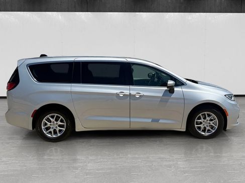 Used 2023 Chrysler Pacifica Touring-L FWD image 6