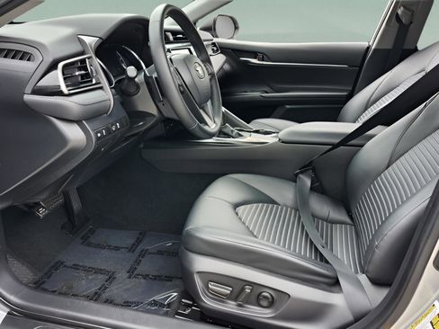 Used 2020 Toyota Camry SE image 9