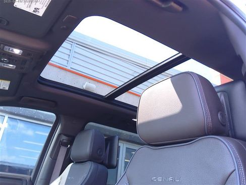 Used 2024 GMC Yukon XL Denali w/ Advanced Technology Package AWD/4WD image 5