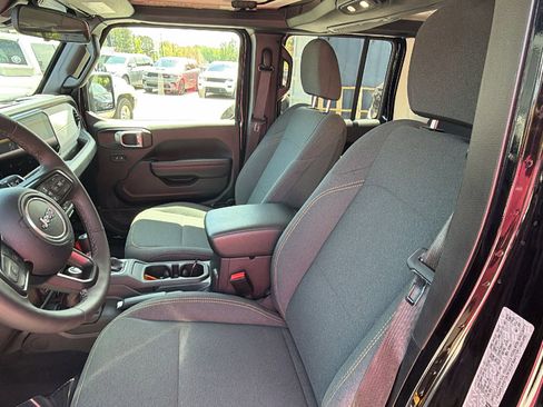 Used 2025 Jeep Wrangler Willys AWD/4WD image 17