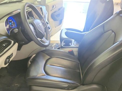 Used 2023 Chrysler Pacifica Touring-L FWD image 23