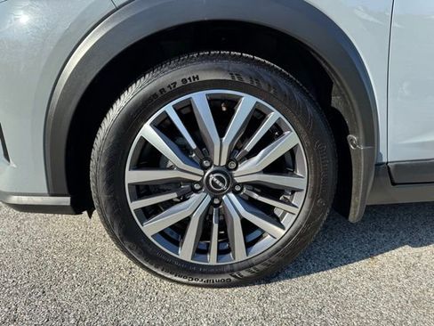 Used 2023 Nissan Kicks SR w/ SR Premium Package FWD image 2