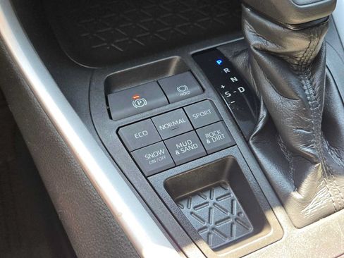 Certified 2020 Toyota RAV4 LE w/ Carpet Mat Package AWD/4WD image 29