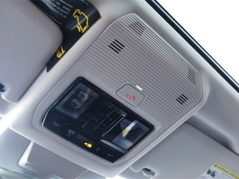 New 2025 Volkswagen Tiguan SE image 18